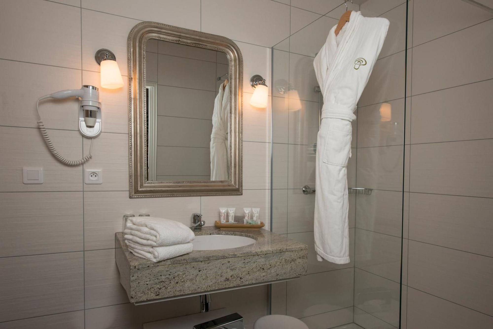 Hotel Le Manoir Du Lys, The Originals Relais 4*